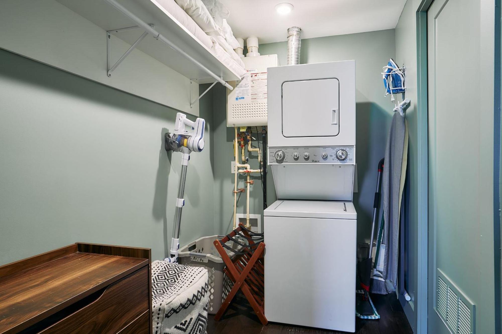 Upscale 12 South Penthouse With 2 Kings, Balcony 1 Of 7 Themed Lofts At Cowrite, Find Coffee And Tacos Downstairs, Complimentary Spin Class, Walk To Shopping In 12 South, 10 Minutes To Broadway, Parking, 24 Hr Hospitality *