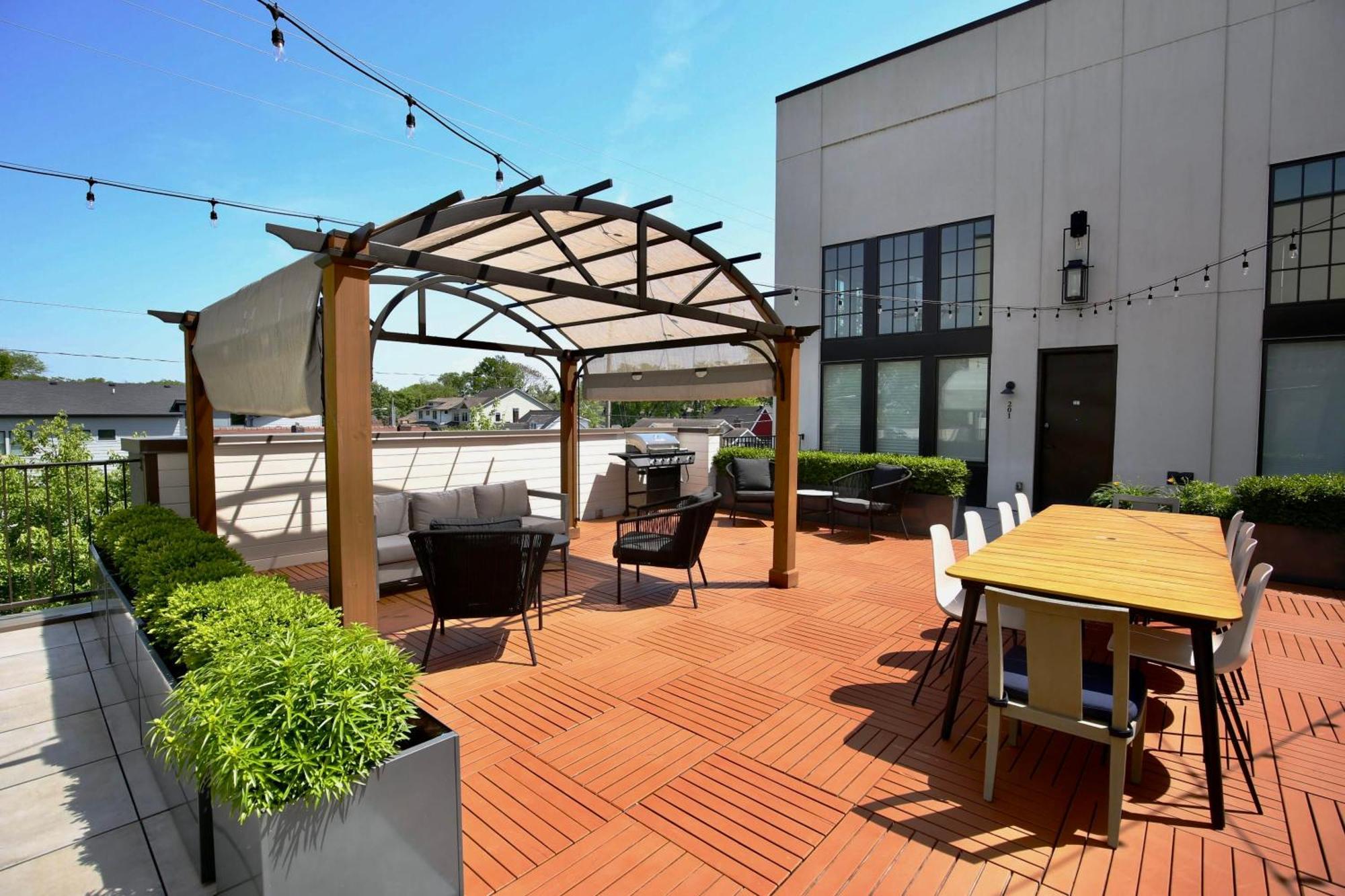Upscale 12 South Penthouse With 2 Kings, Balcony 1 Of 7 Themed Lofts At Cowrite, Find Coffee And Tacos Downstairs, Complimentary Spin Class, Walk To Shopping In 12 South, 10 Minutes To Broadway, Parking, 24 Hr Hospitality Apartment *