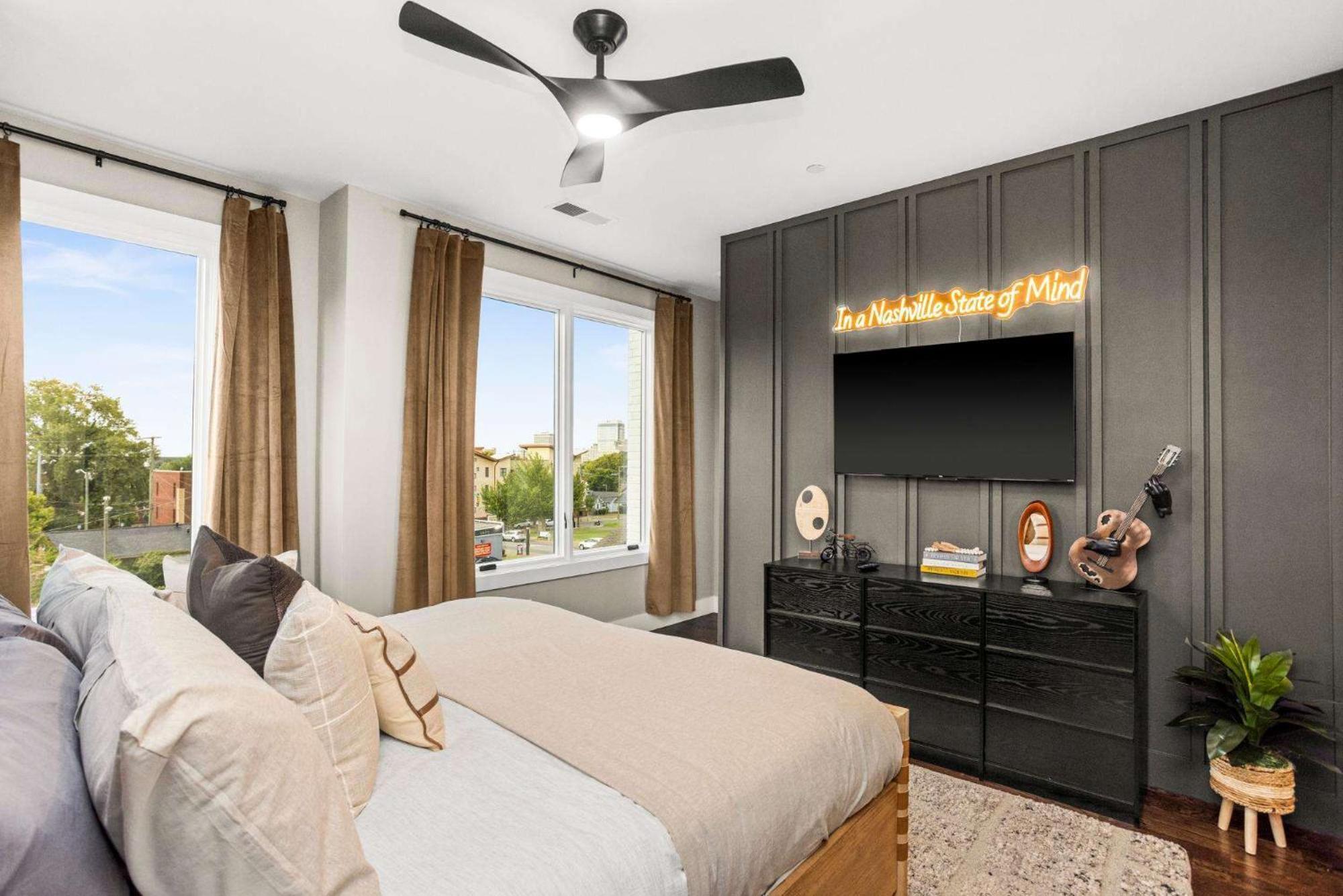 2 Adjacent Luxury Homes Rooftop Decks & Game Holiday home Nashville