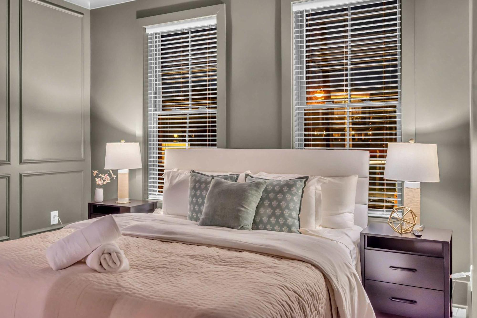 Holiday home New 2 Luxe Townhomes With Rooftops Sleeps 24