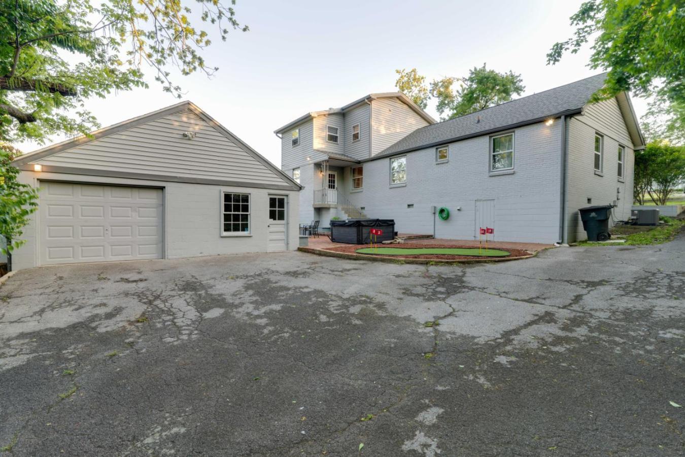 New Playground Hot Tub Games And Broadway Buzz Holiday home *