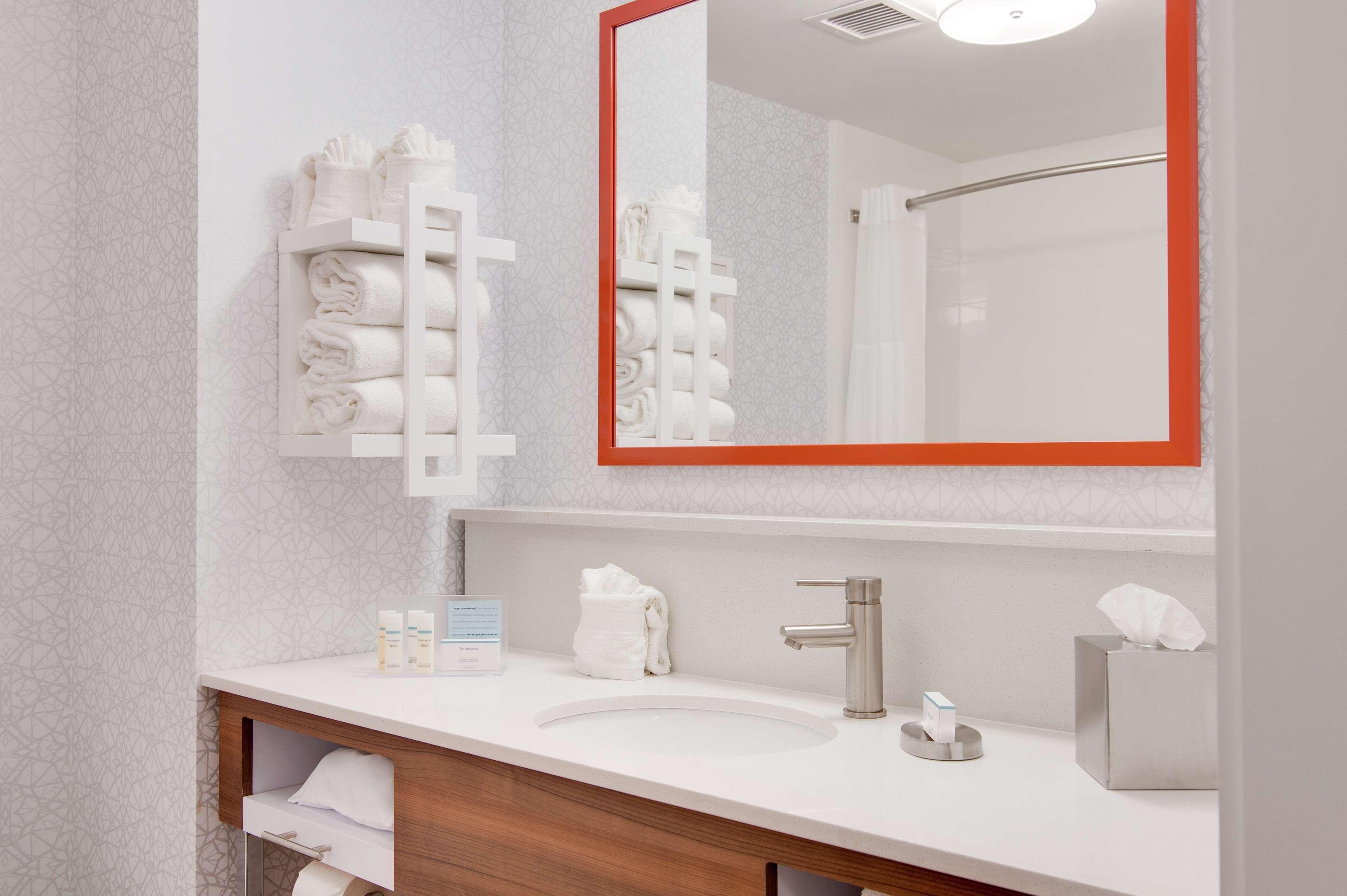 Hotel Hampton & By Hilton North Skyline