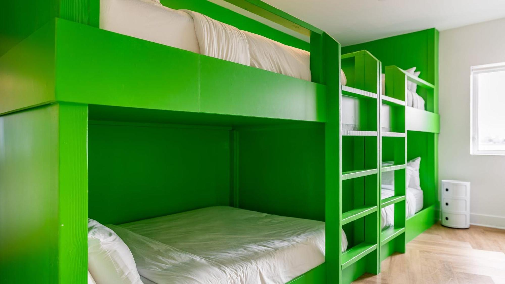 Dual Bachelor Pads W Rooftop Lounge Games Sleeps 26 5 Min To Broadway