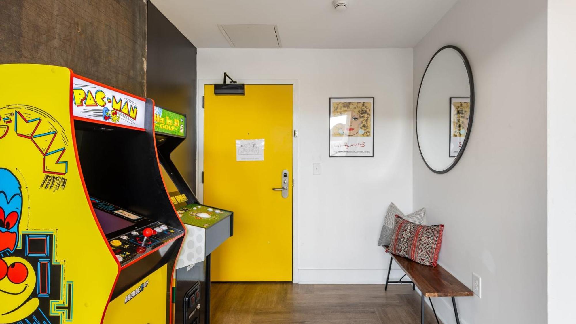 Holiday home Dual Bachelor Pads W Rooftop Lounge Games Sleeps 26 5 Min To Broadway