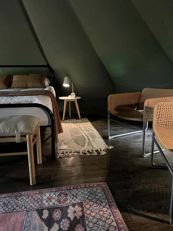 Spacious Equipped Bell Tent With Deck, Fire Pit And Picnic Space In Tennessee Holiday home