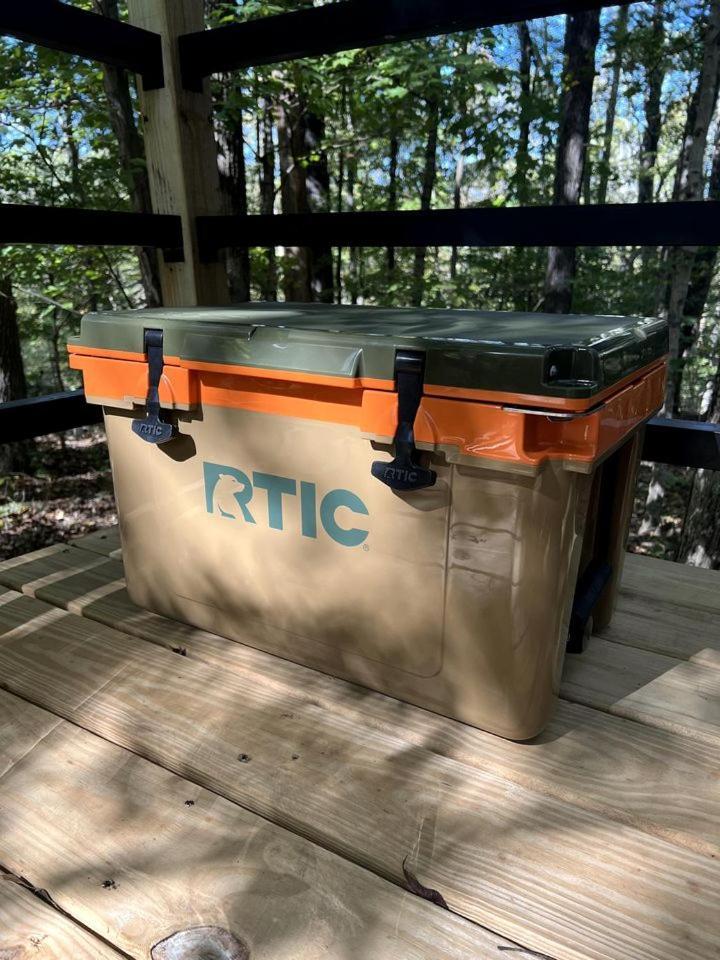 Spacious Equipped Bell Tent With Deck, Fire Pit And Picnic Space In Tennessee