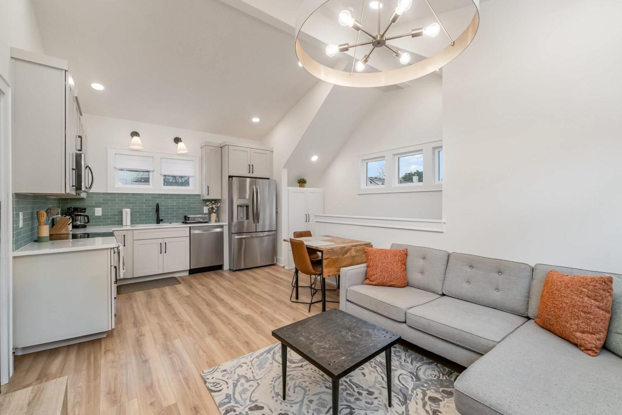 Apartment Modern 12 South Loft Walk To Shops Eats & Coffee *