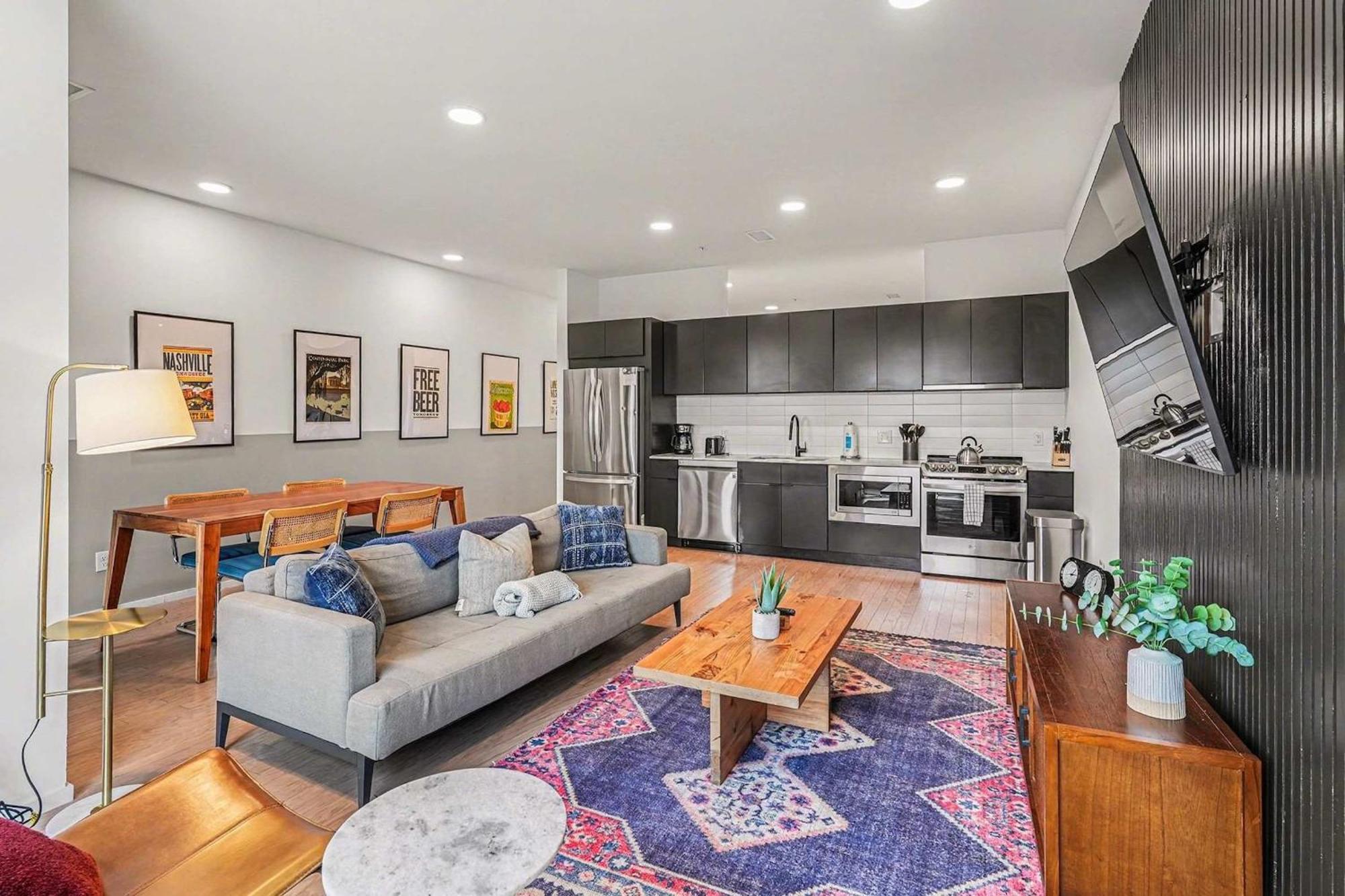 Modern 2 Bdr W River View Balcony Walk To Dt Holiday home *