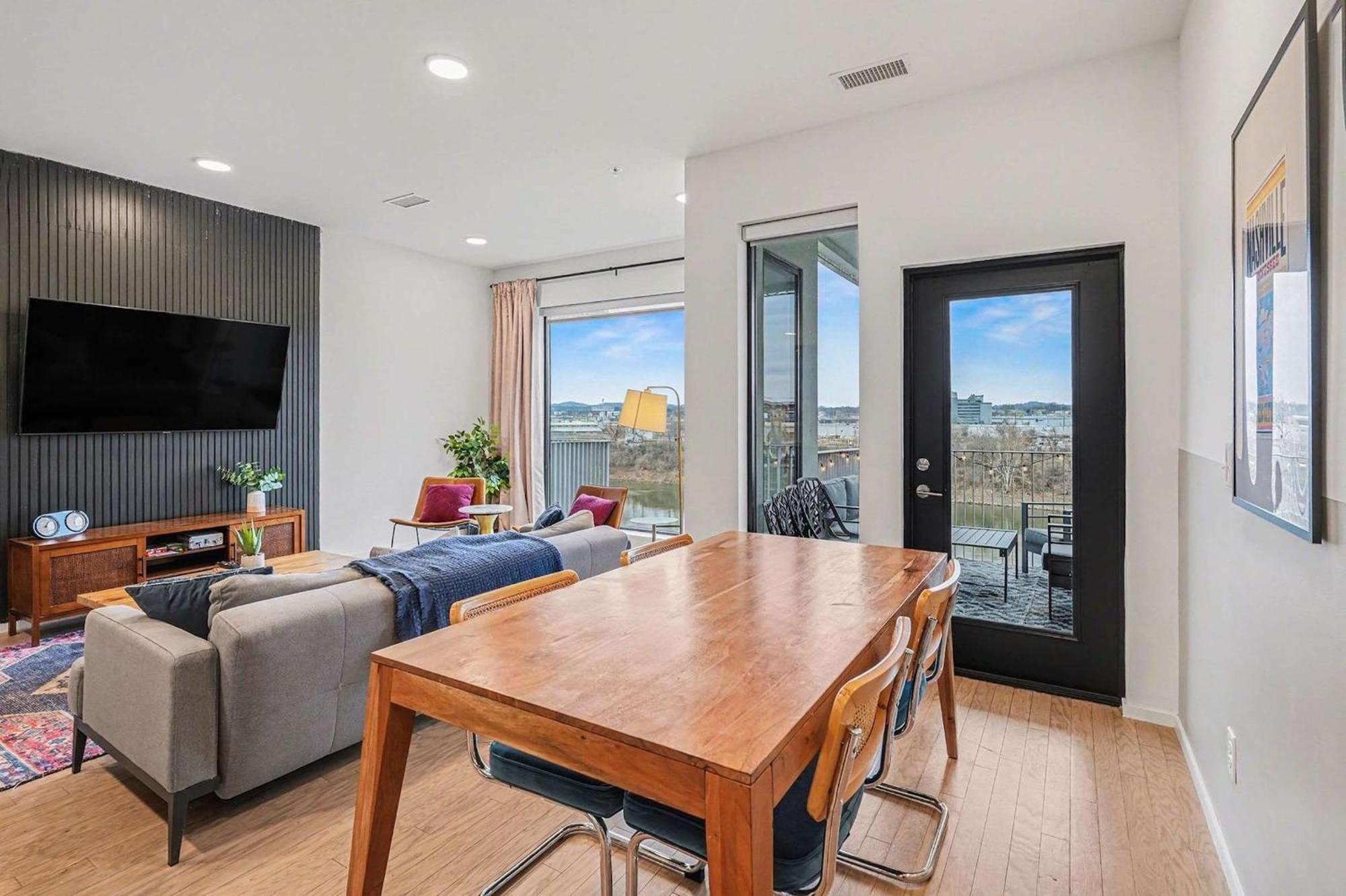 Modern 2 Bdr W River View Balcony Walk To Dt Nashville