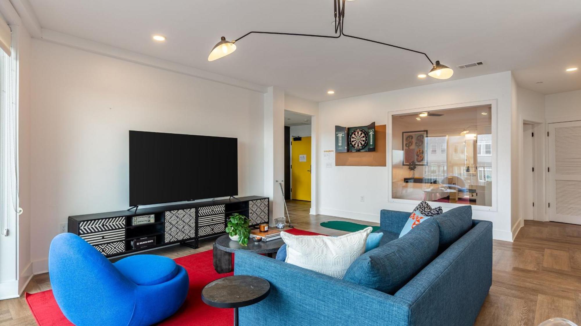 Dual Bachelor Pads W Rooftop Lounge Games Sleeps 26 5 Min To Broadway