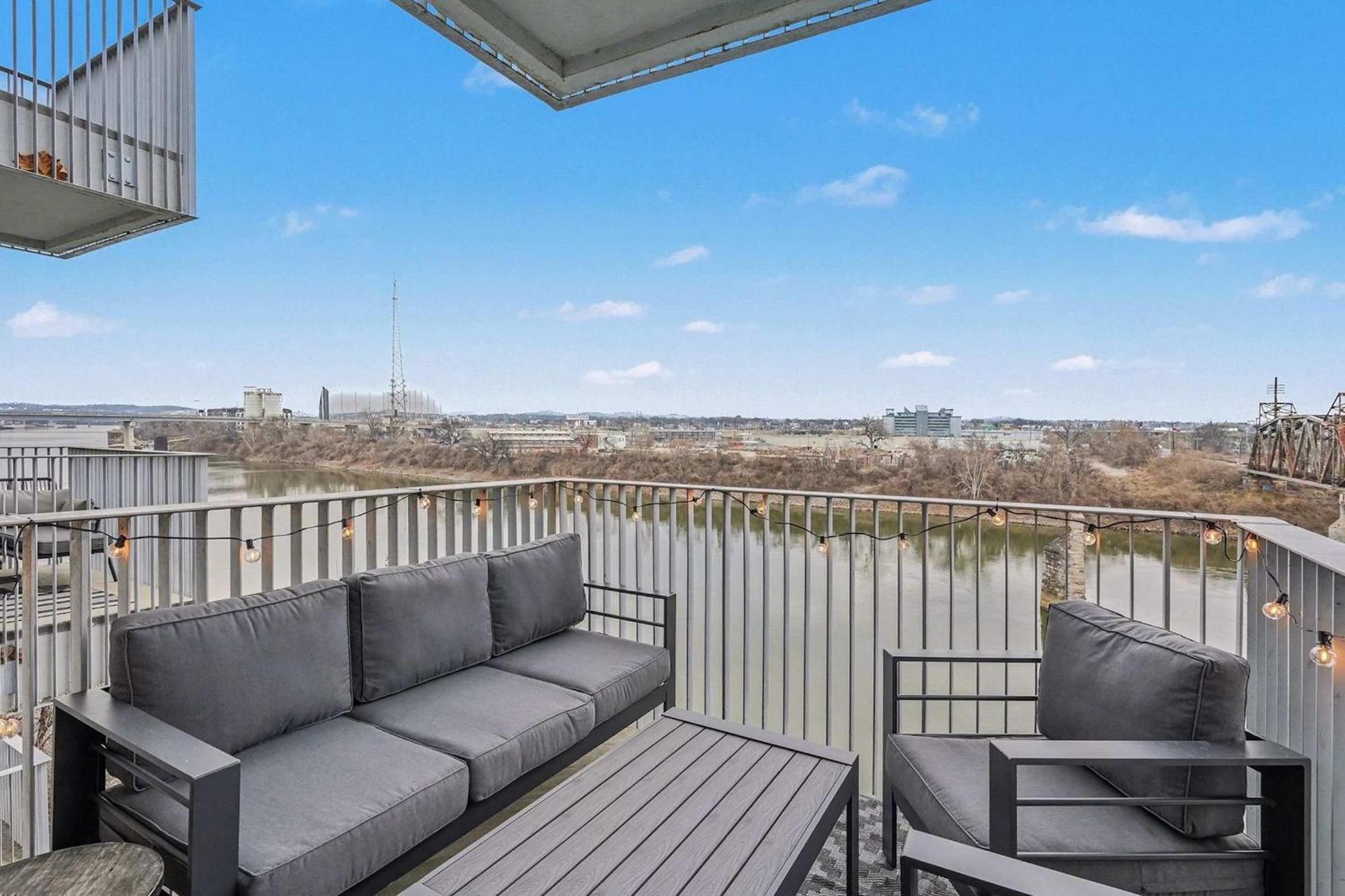 Holiday home Modern 2 Bdr W River View Balcony Walk To Dt *