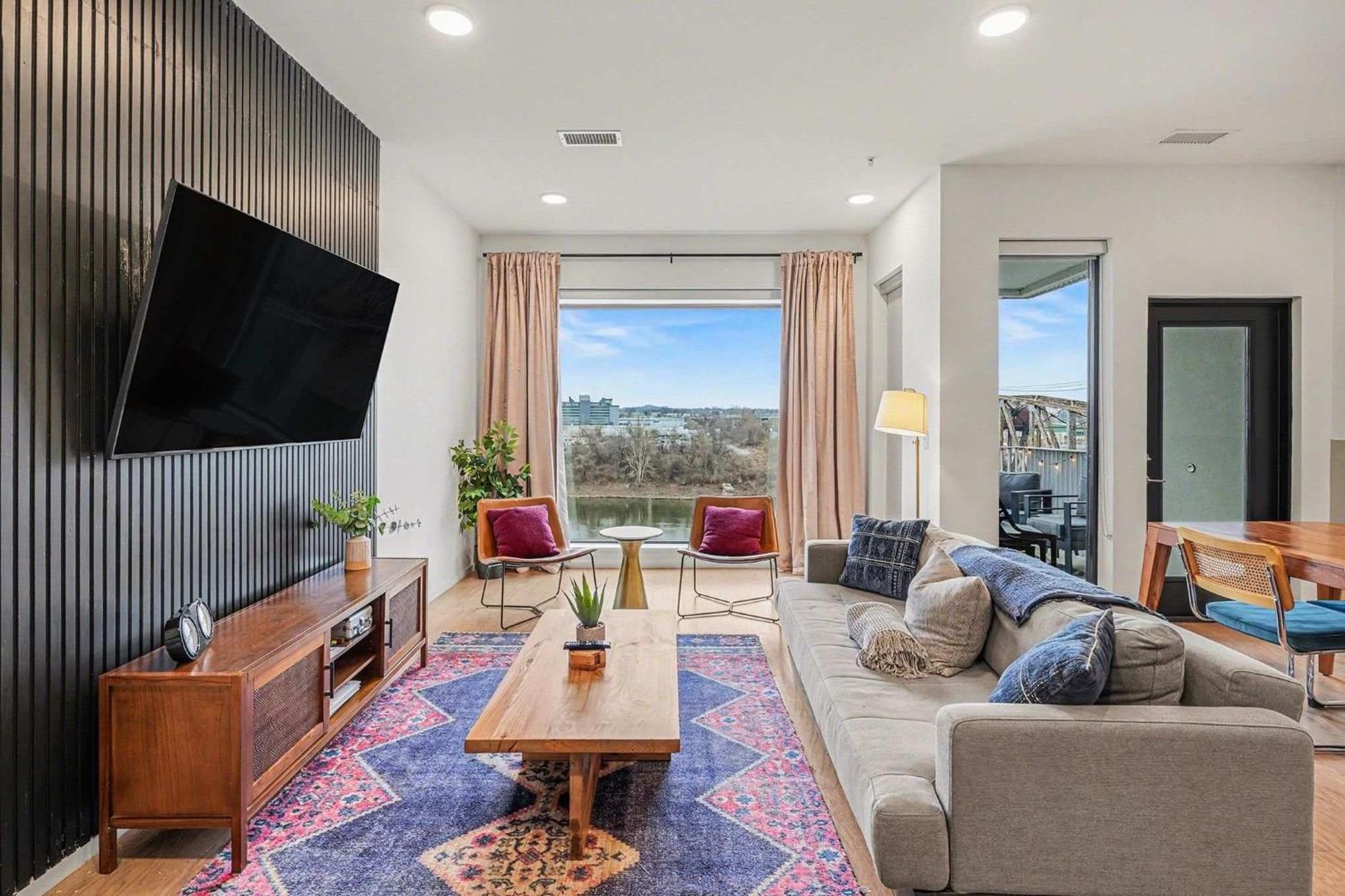 Modern 2 Bdr W River View Balcony Walk To Dt Holiday home