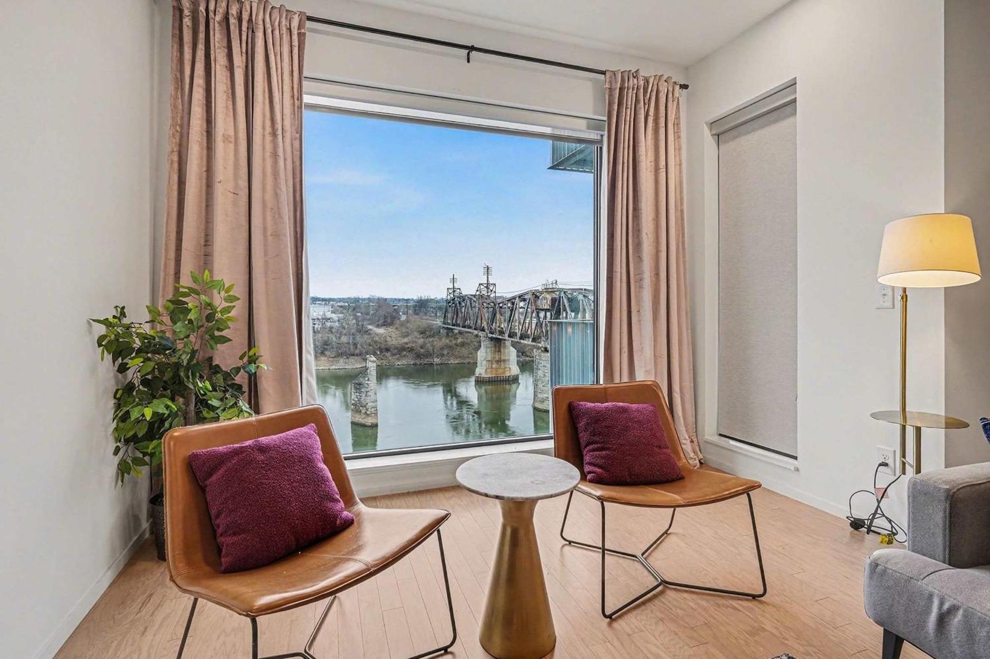 Holiday home Modern 2 Bdr W River View Balcony Walk To Dt *