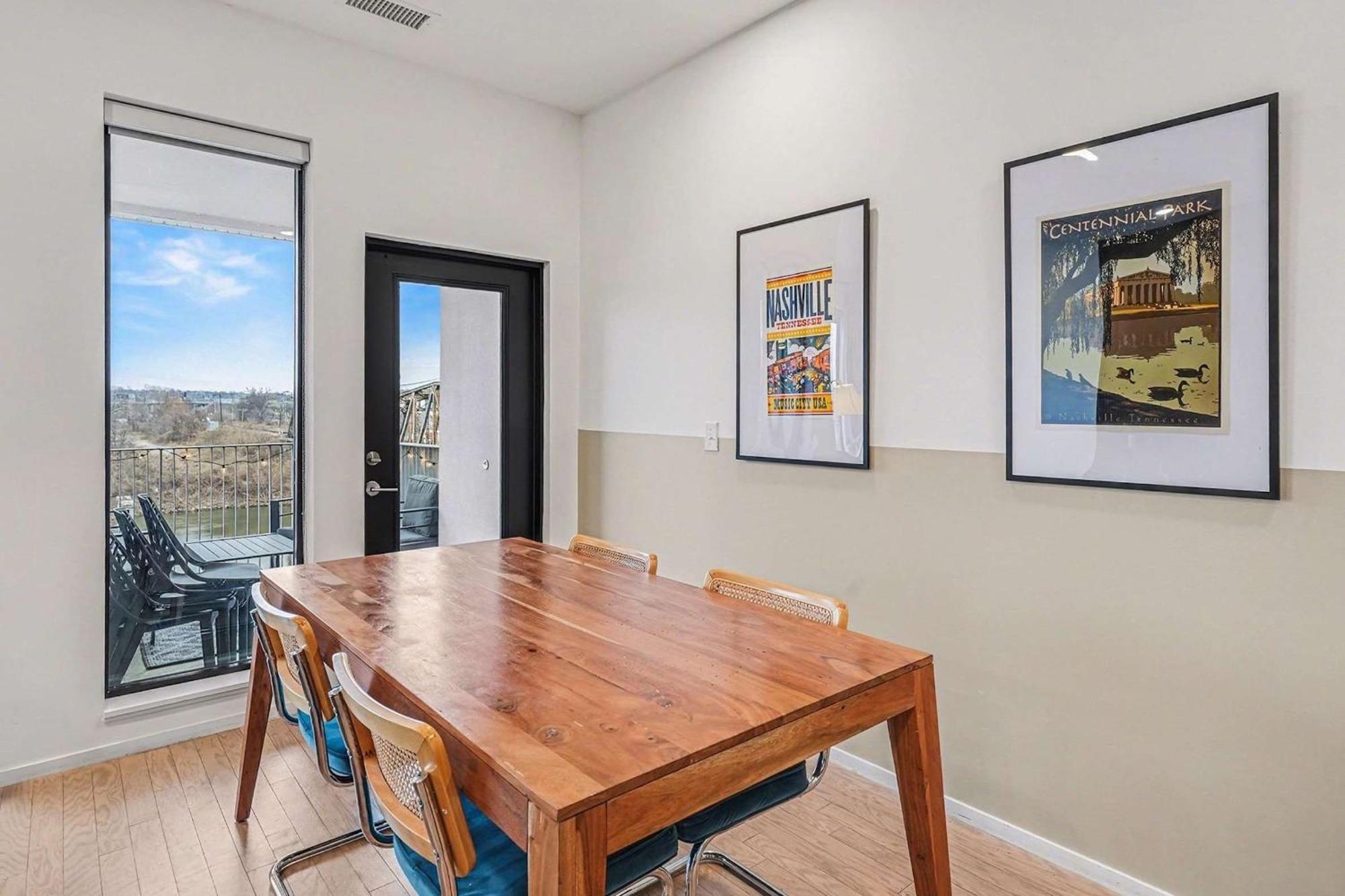 Modern 2 Bdr W River View Balcony Walk To Dt Holiday home Nashville