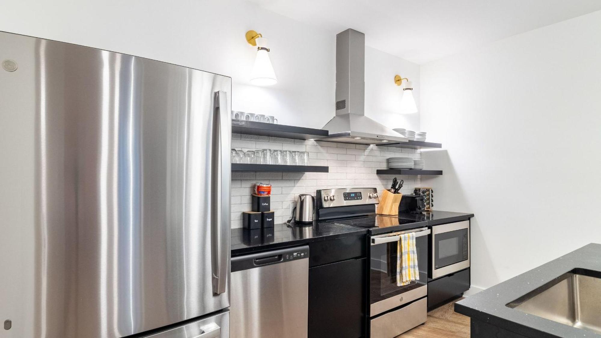 Dual Bachelor Pads W Rooftop Lounge Games Sleeps 26 5 Min To Broadway Holiday home Nashville