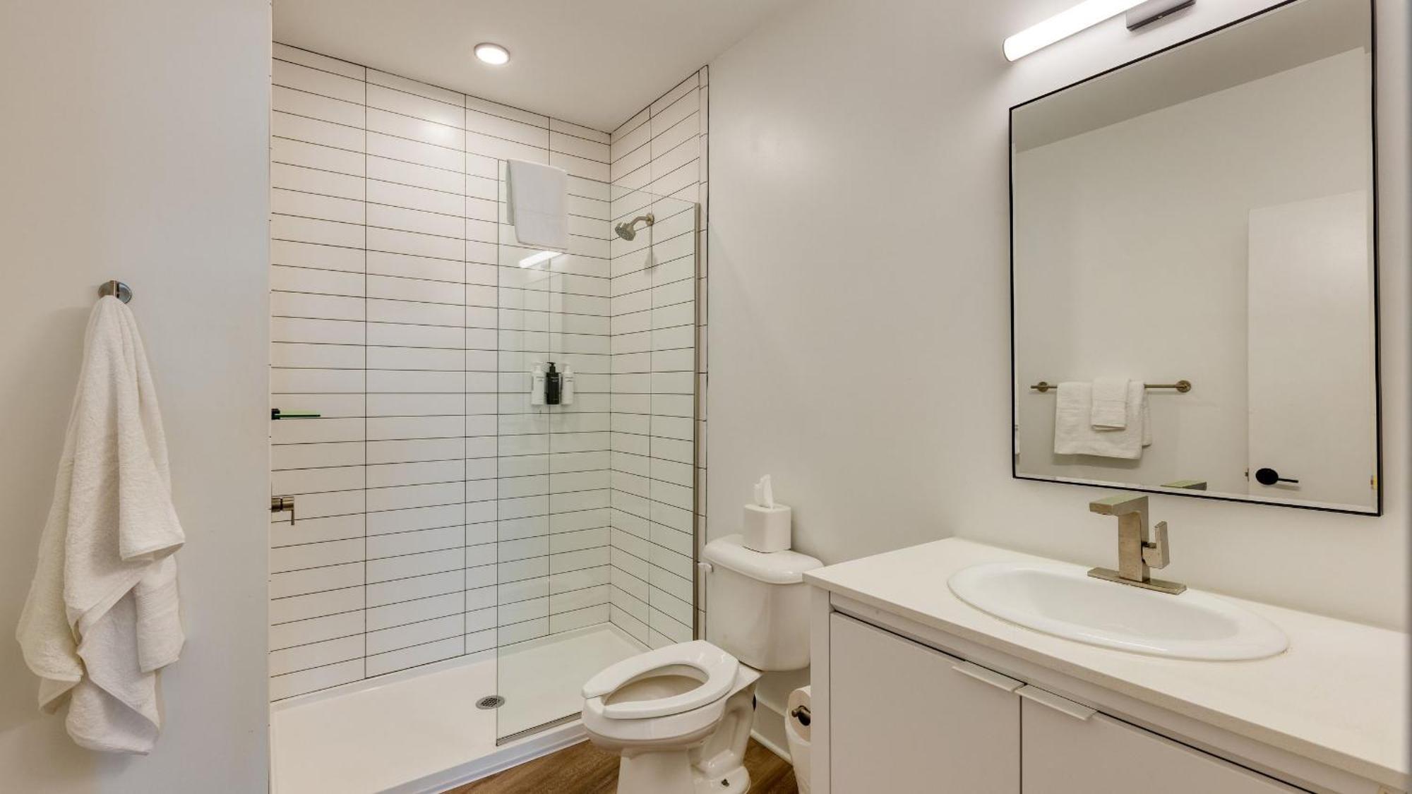 Holiday home Dual Bachelor Pads W Rooftop Lounge Games Sleeps 26 5 Min To Broadway Nashville