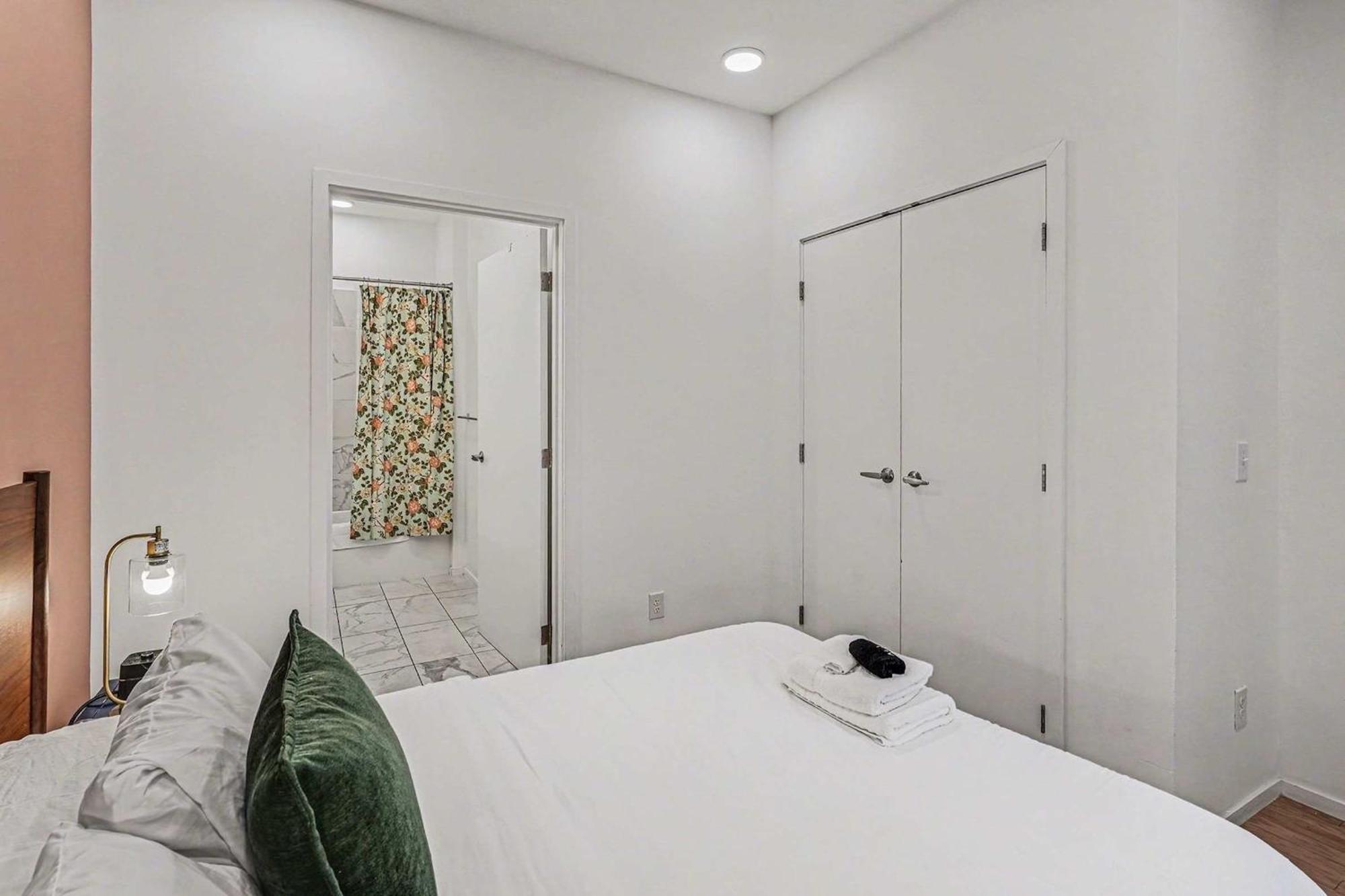 Modern 2 Bdr W River View Balcony Walk To Dt Holiday home *