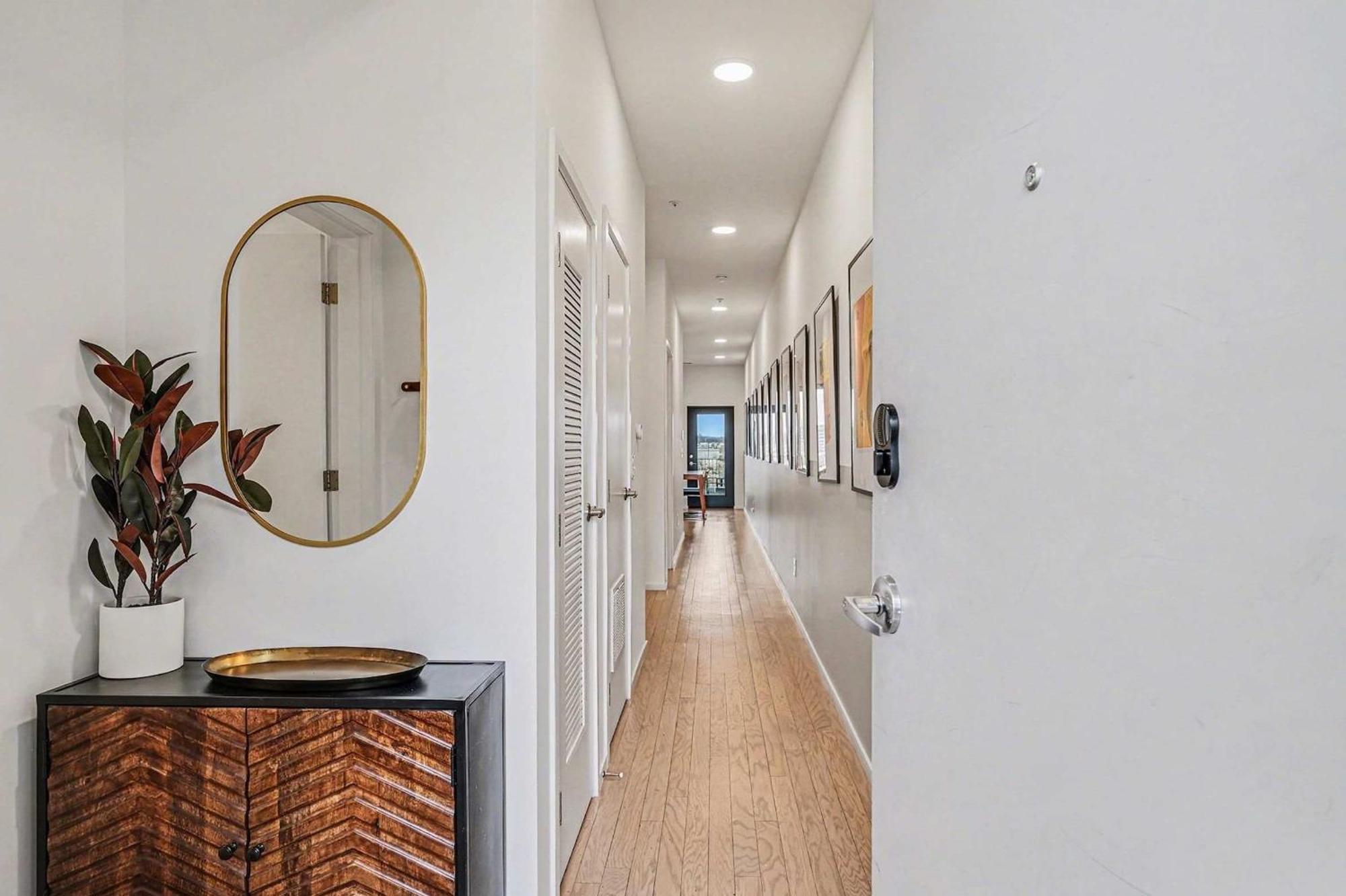 Modern 2 Bdr W River View Balcony Walk To Dt *