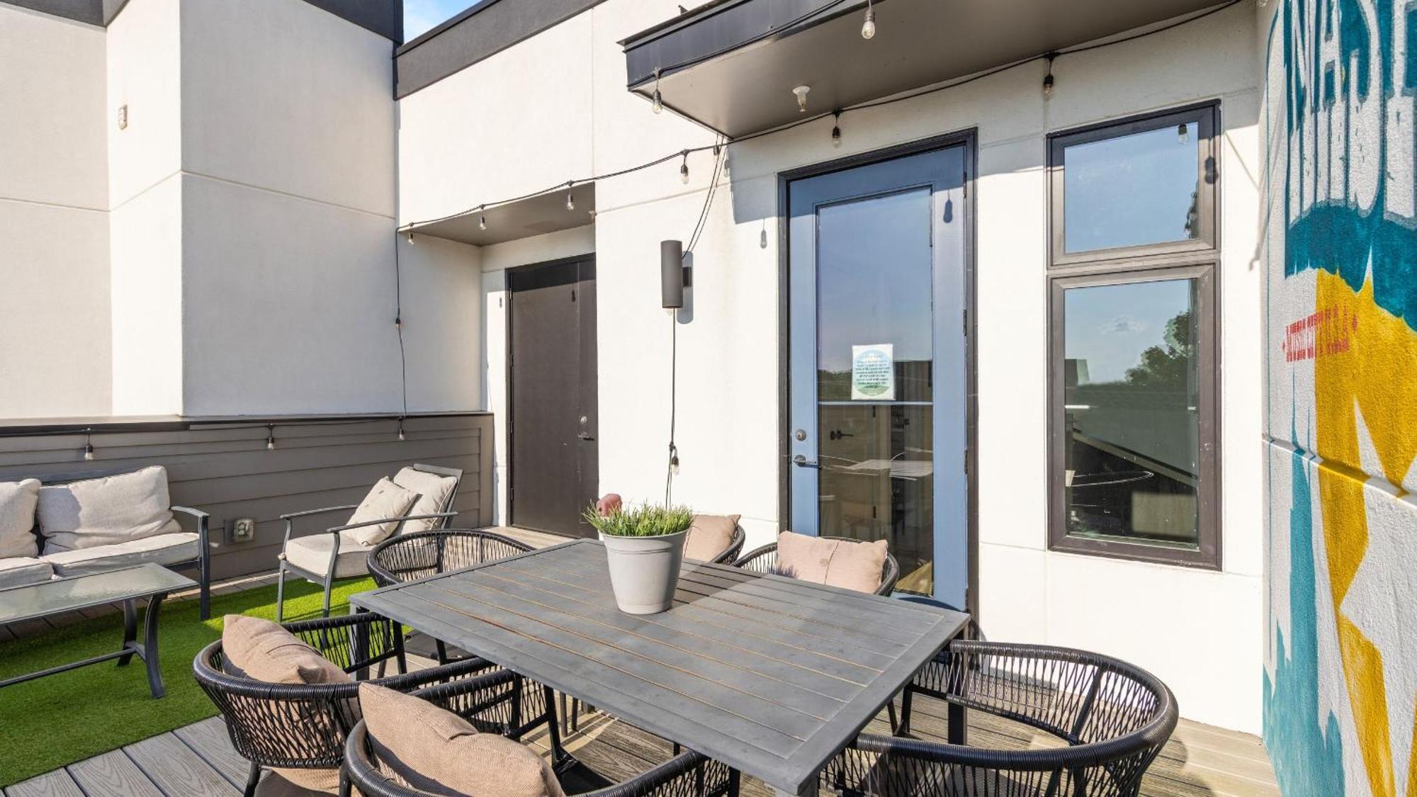 Holiday home Skyline Soundhouse By Avantstay Rooftop Deck Game Near East Broadway *