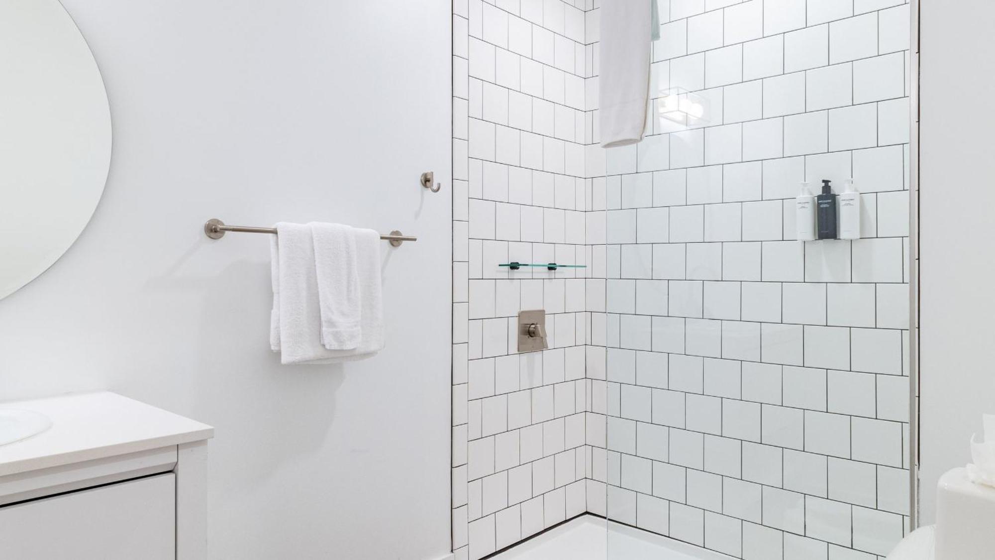 Dual Bachelor Pads W Rooftop Lounge Games Sleeps 26 5 Min To Broadway Holiday home *