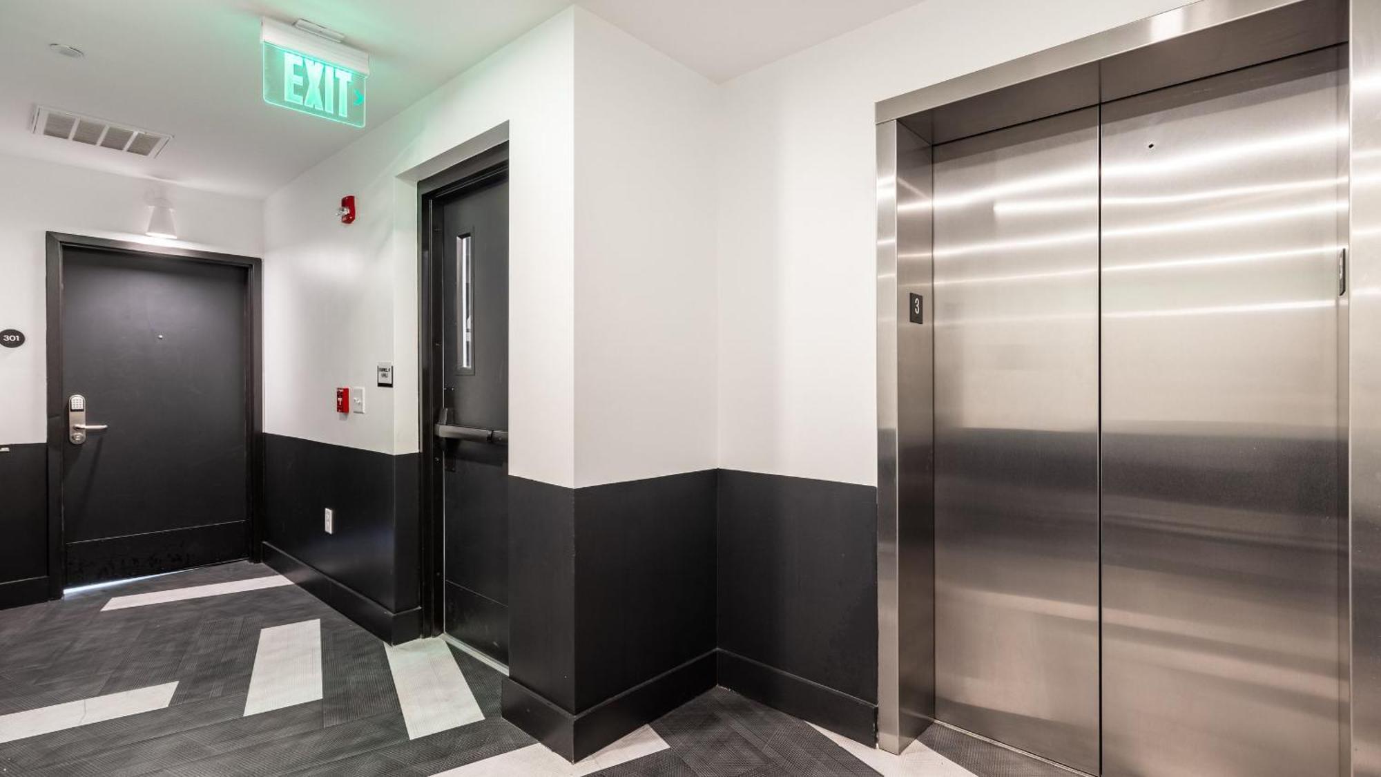 Dual Bachelor Pads W Rooftop Lounge Games Sleeps 26 5 Min To Broadway Holiday home *