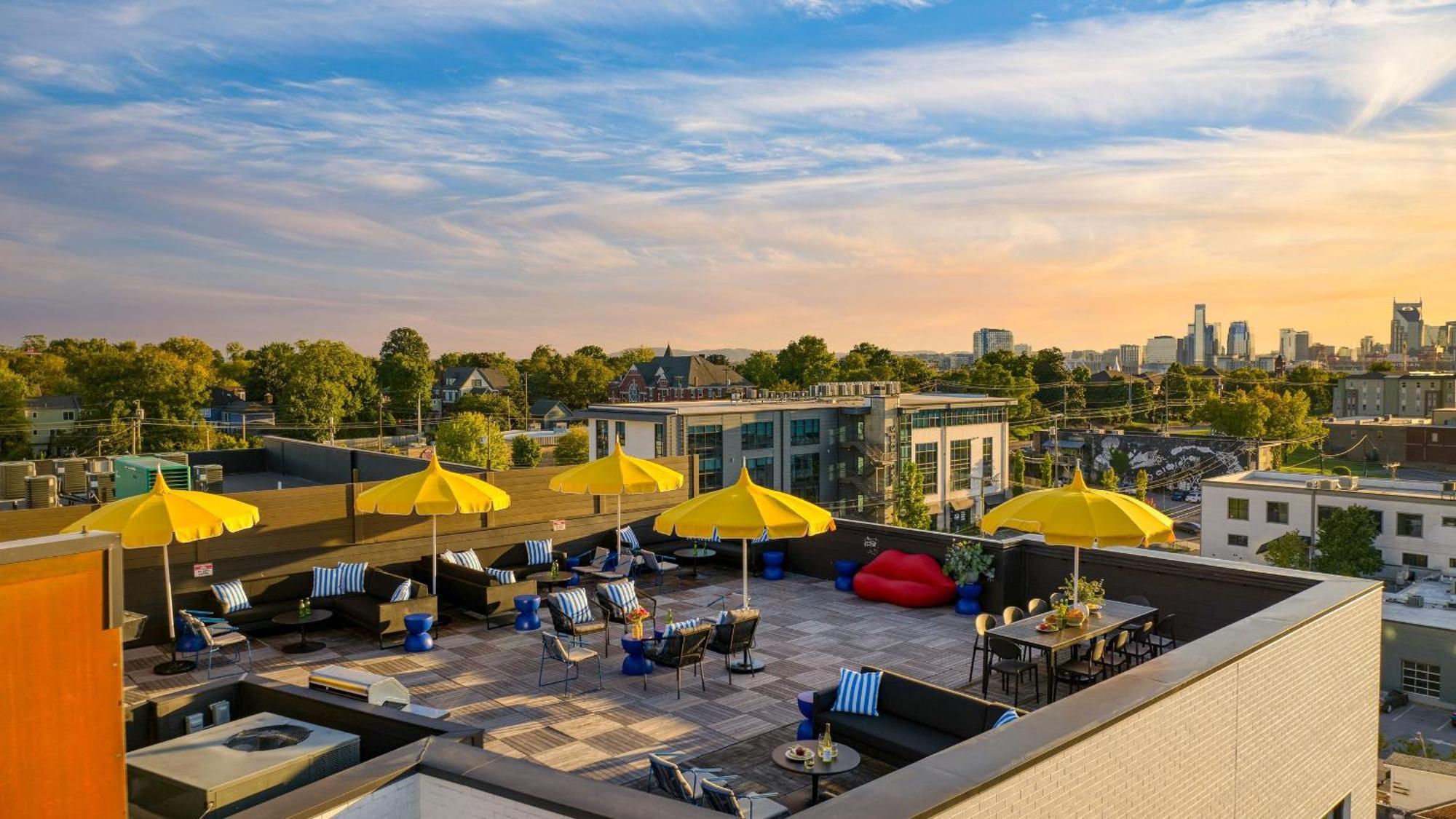 Dual Bachelor Pads W Rooftop Lounge Games Sleeps 26 5 Min To Broadway Holiday home *