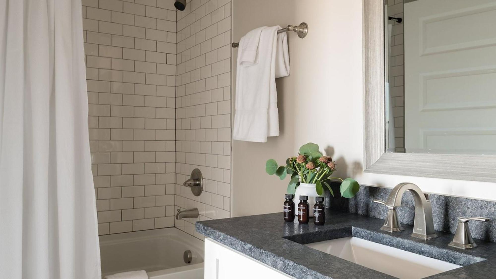 Stapleton Mcgraw By Avantstay 2 Units Sleeps 16 Spacious In Apartment *