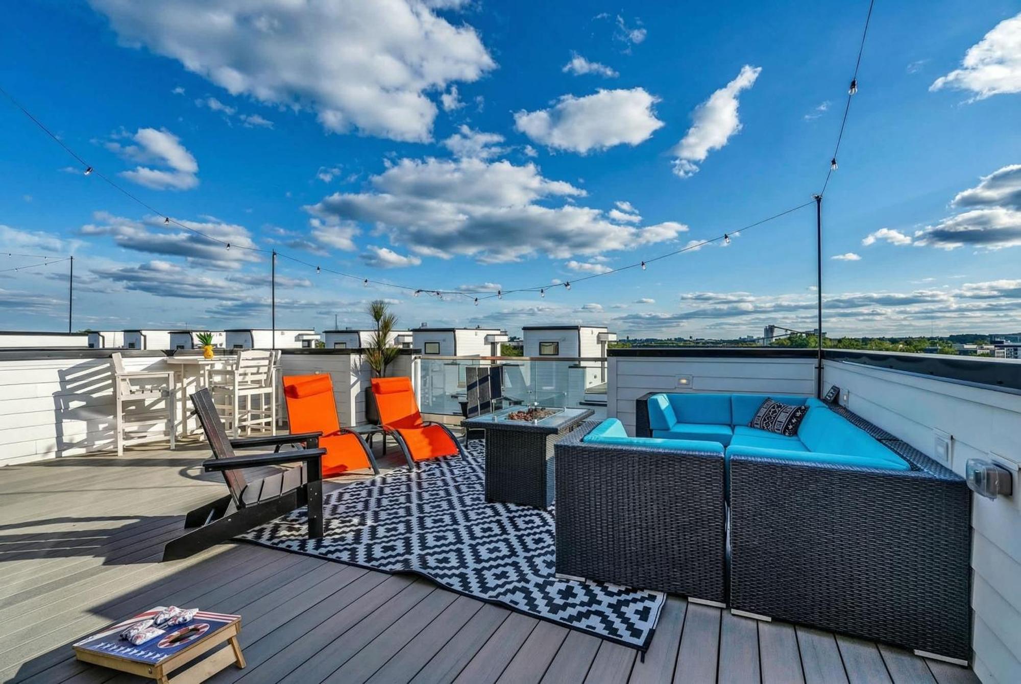 New We Roll Rooftop - Hot Tub With Views - 13 Beds Holiday home