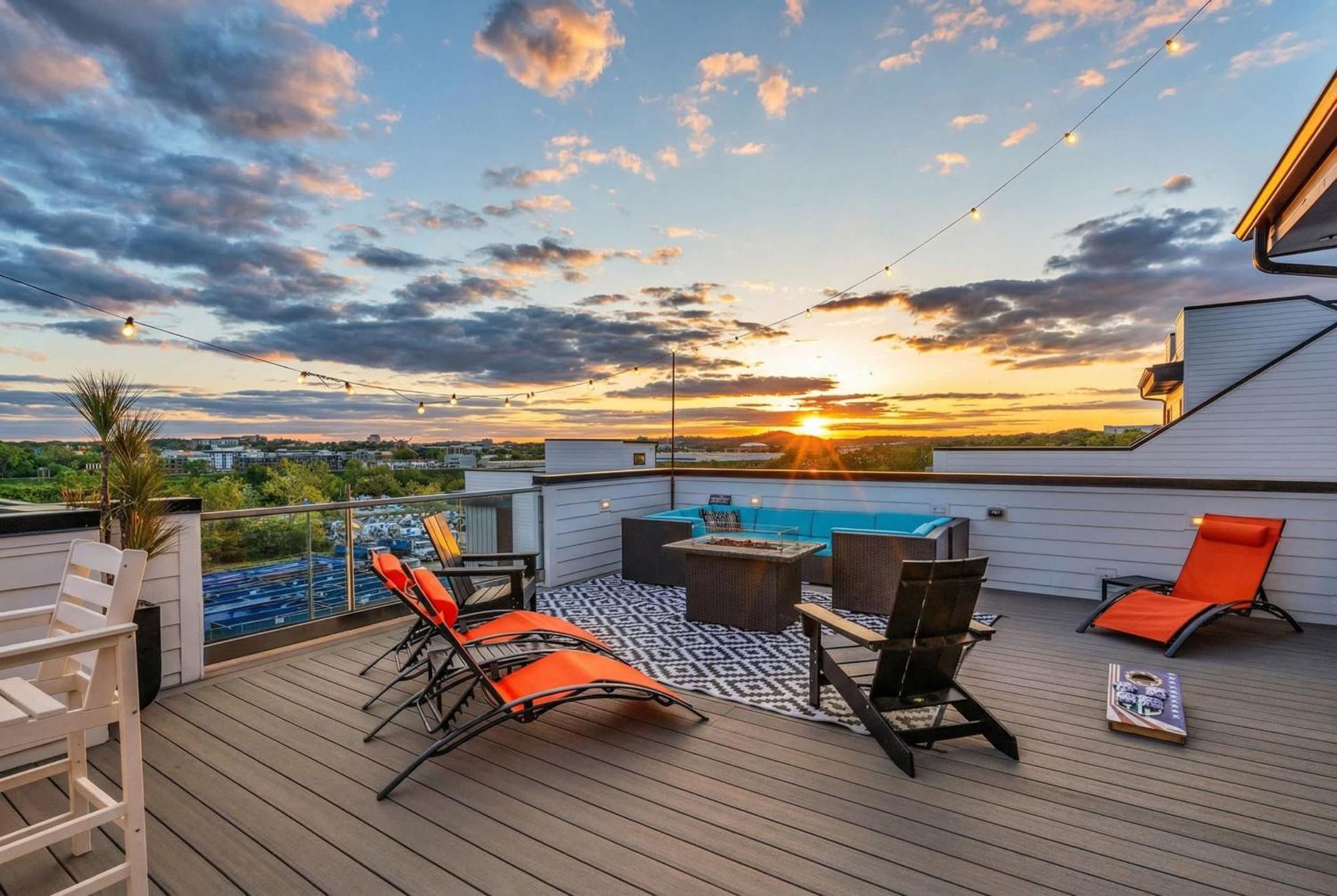 New We Roll Rooftop - Hot Tub With Views - 13 Beds *