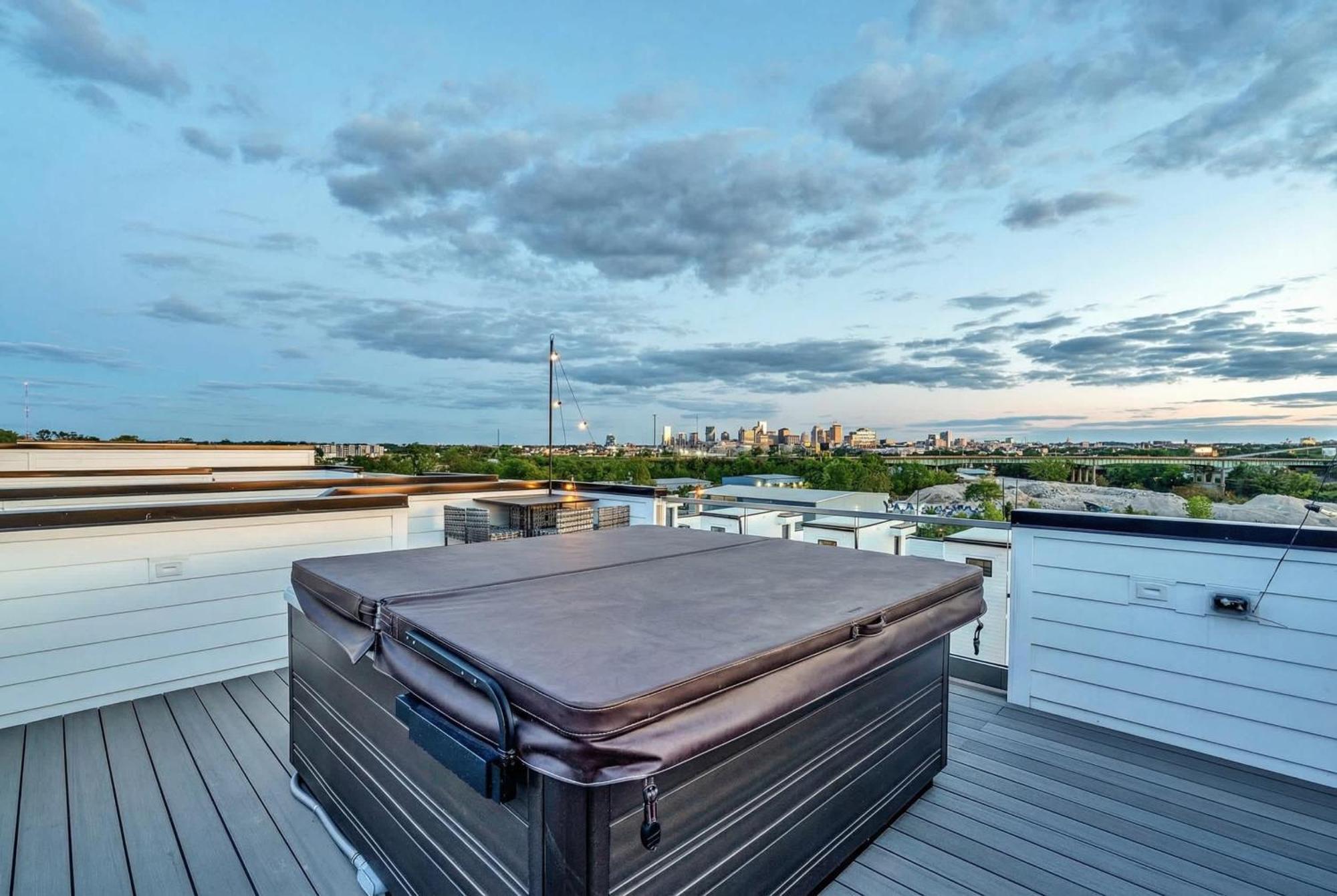 New We Roll Rooftop - Hot Tub With Views - 13 Beds * Nashville