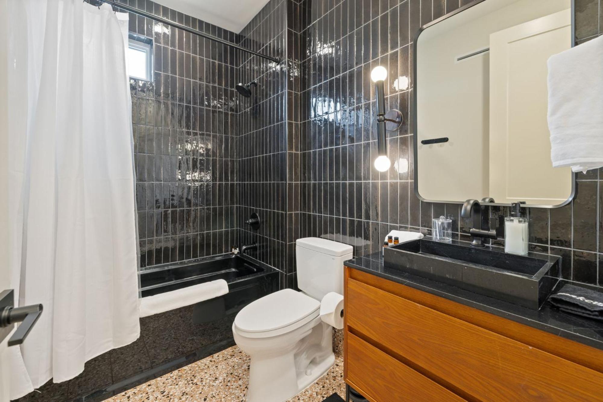 The Elmwood & Ashford - 8br Weho Rooftops Holiday home