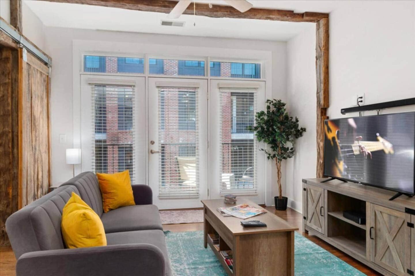 The Nook - Barn Doors & Broadway Dreams Apartment *