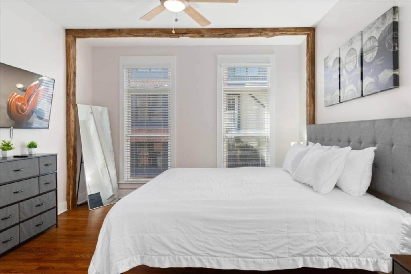 The Nook - Barn Doors & Broadway Dreams Apartment