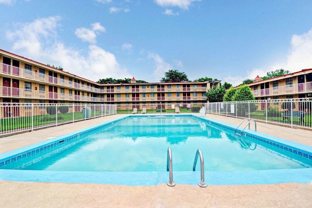 Hotel Super 8 Downtown Airport