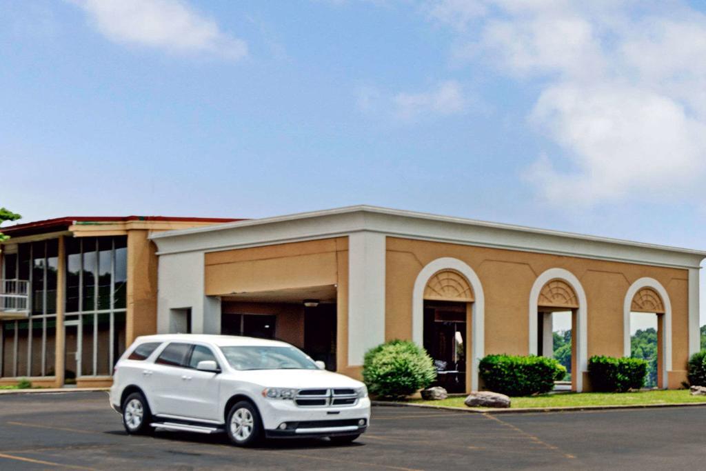 Super 8 Downtown Airport