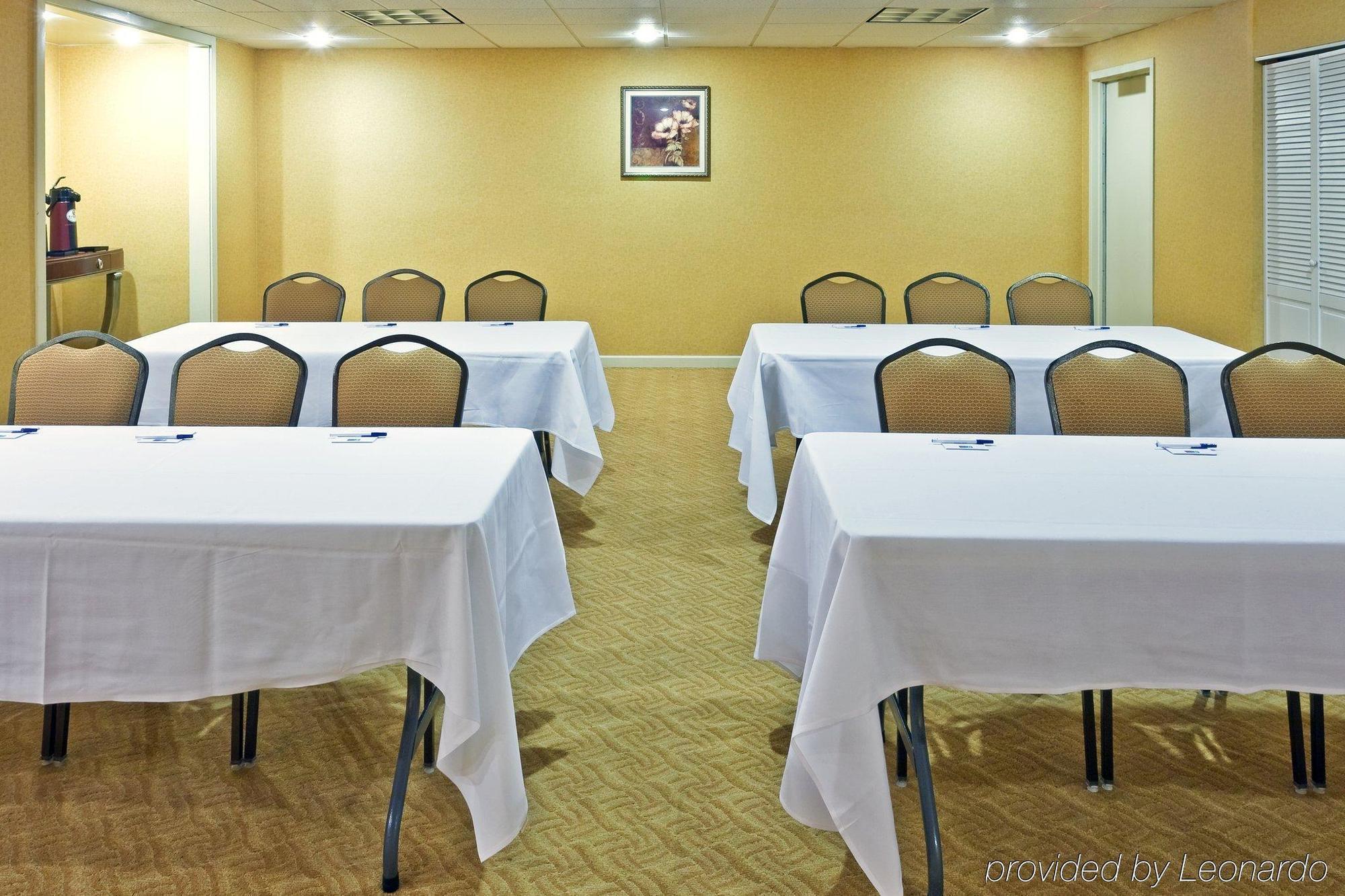 Hotel Holiday Express Airport By Ihg 3*
