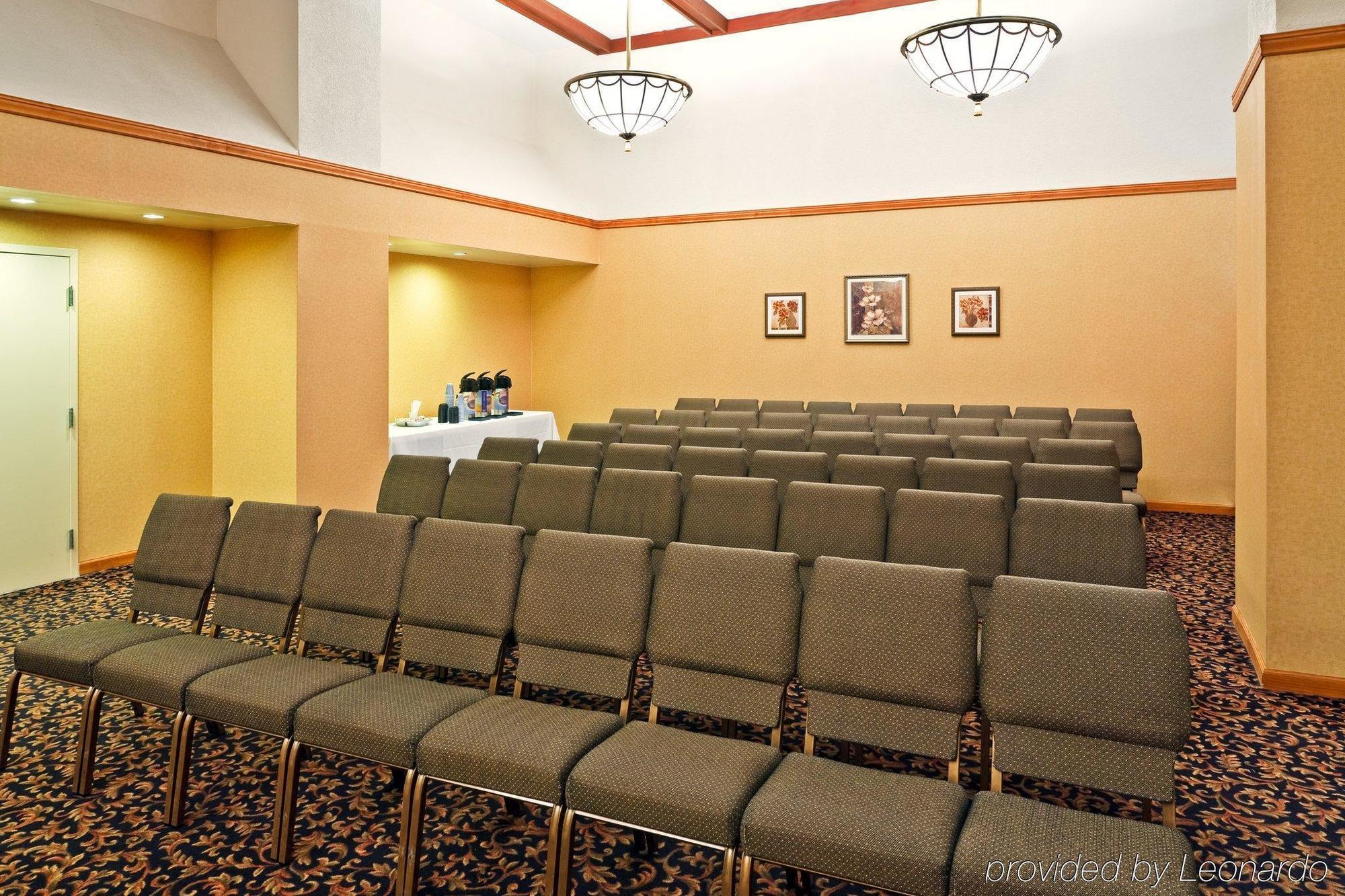 Express Airport By Ihg 3*