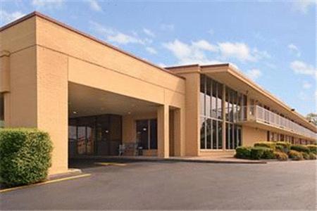 Super 8 Downtown Airport Hotel 2*