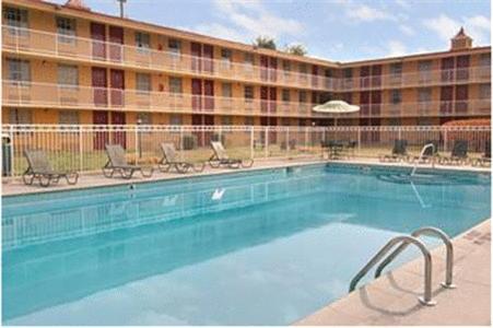 Hotel Super 8 Downtown Airport