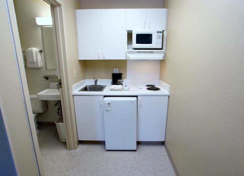 Hometowne By Red Roof - Airport/briley Pkwy Hotel