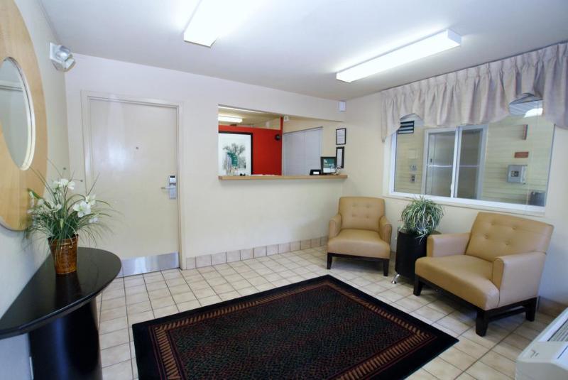 Hotel Hometowne By Red Roof - Airport/briley Pkwy Nashville