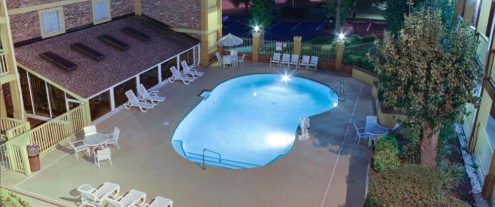 Red Lion & Airport 2*