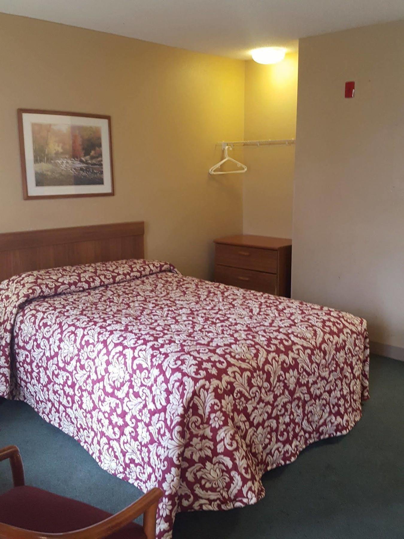 Hometowne By Red Roof - Airport/briley Pkwy 2*