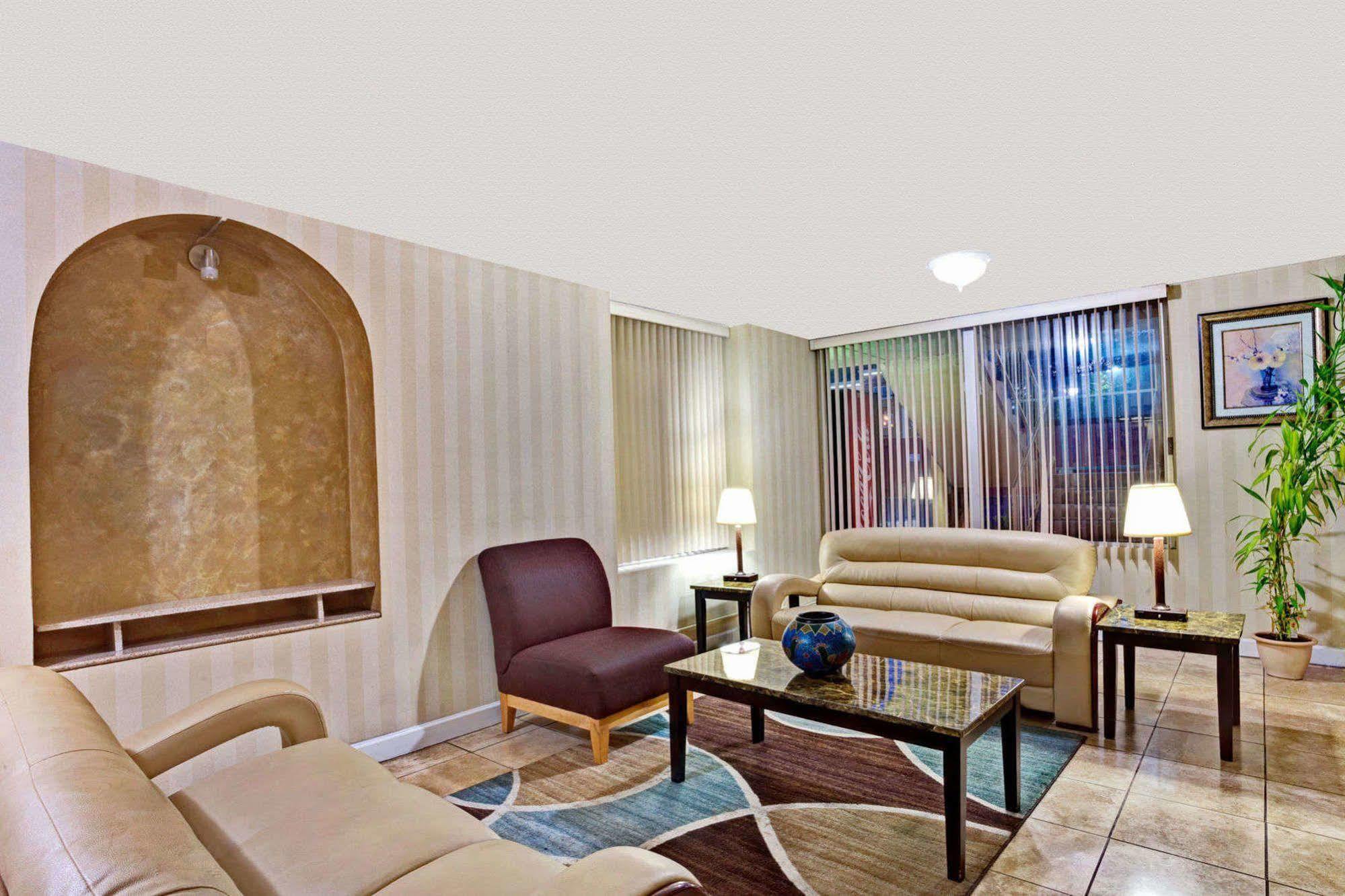 Super 8 By Wyndham Nashville/ Dntn/ Opryland Area Hotel