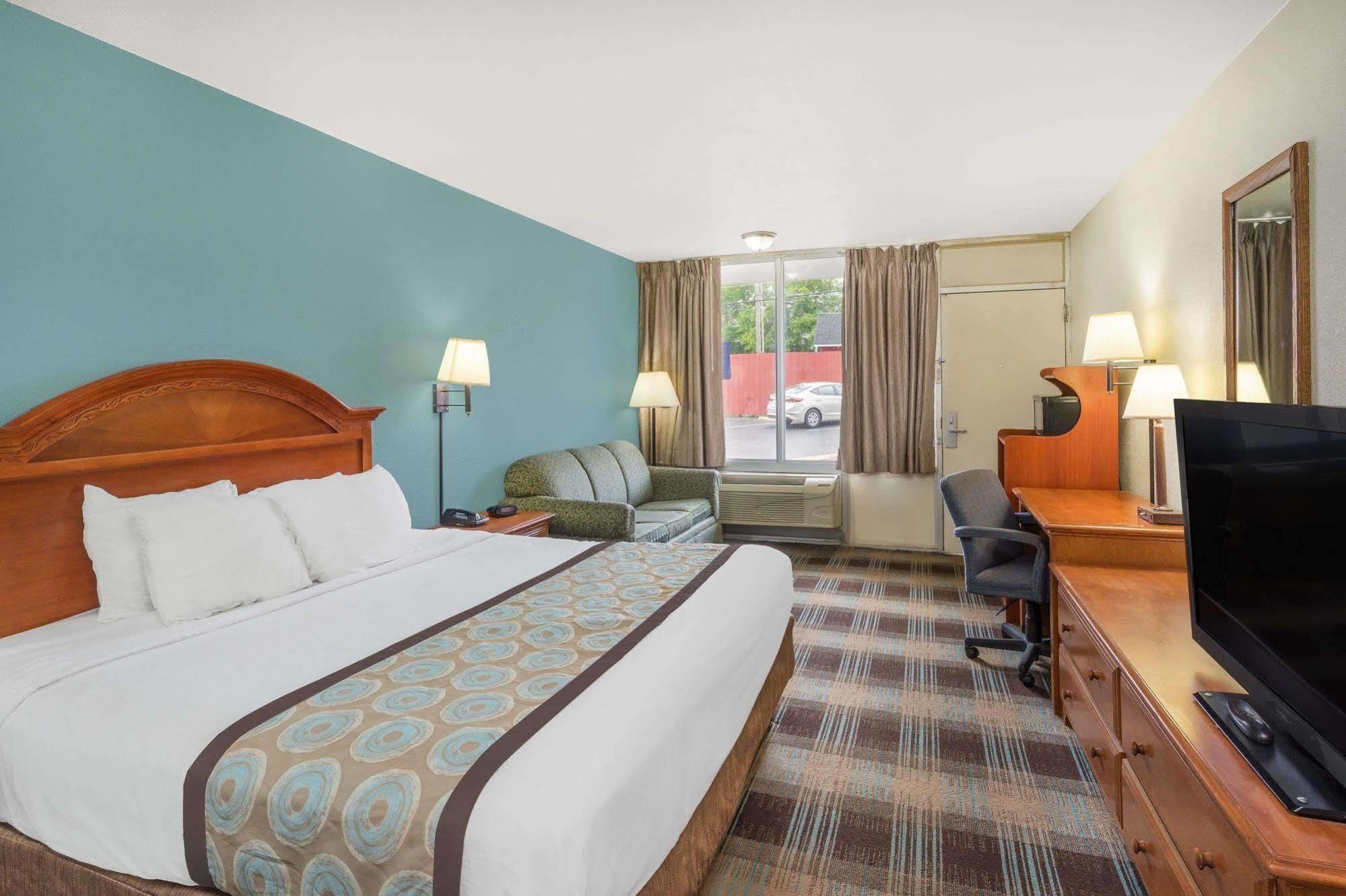 Hotel Super 8 By Wyndham Downtown