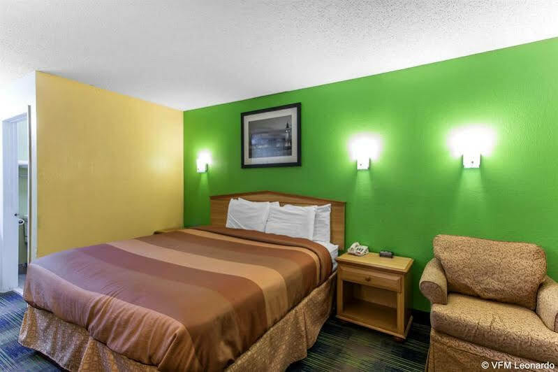 Econo Lodge *