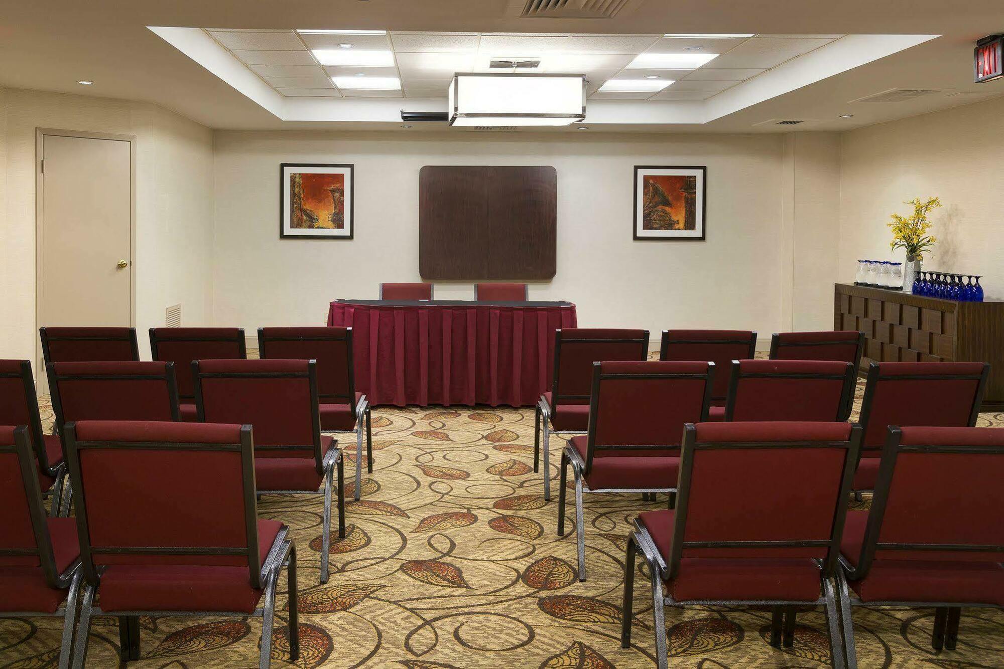 Doubletree By Hilton Airport 3*