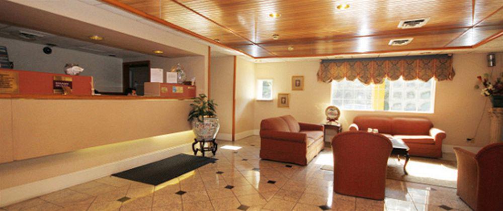 Hotel Red Lion & Airport 2*