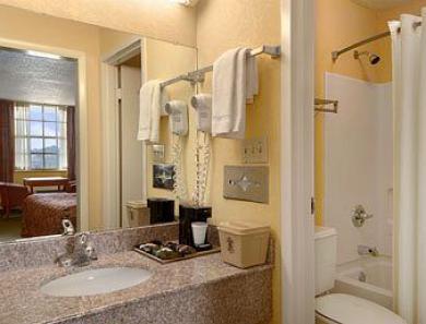 Super 8 Downtown Airport 2*