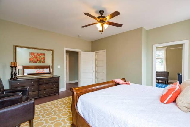Holiday home 12 South-walk To Bars+coffee+food+shops+belmont *